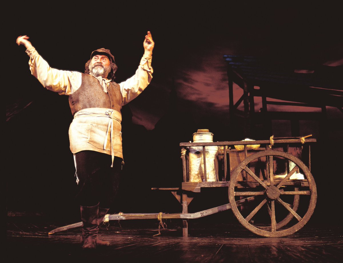 Hoy recordamos "El Violinista en el Tejado", nuestro décimo musical estrenado en 2004. Esta fue la cuarta vez en la que se realiza la adaptación de esta obra, estrenada en Broadway en 1964, basada en cuentos del escritor ruso Sholem Aleijeim.