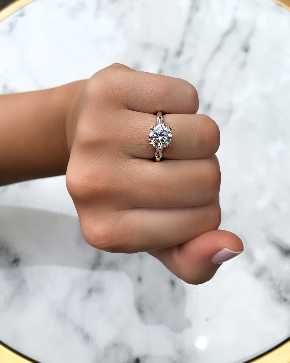 Who else a sucker for baguette side stones? 🙋🏻‍♀️ Loving this stunning yellow gold RoyalT setting by @TacoriOfficial 💍
.
.
.
.
@TacoriOfficial #Tacori #TacoriTuesday #TacoriEngagementRing #RingGols #EngagementRingInspo #EngagementRings #RoundEngagementRing #Baguettesidestones
