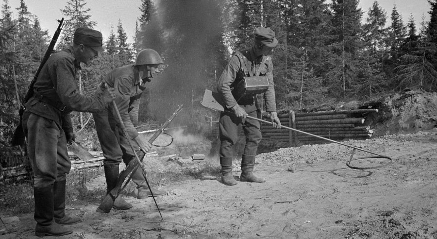 Finally, found today. Finnish troops using both technology & the ‘mine pole’ to clear a road. So, a previously unknown & innocuous piece of kit (to me) that appeared used by at least 3 combatant nations to some degree. Little things, but it’s gained my interest. End)