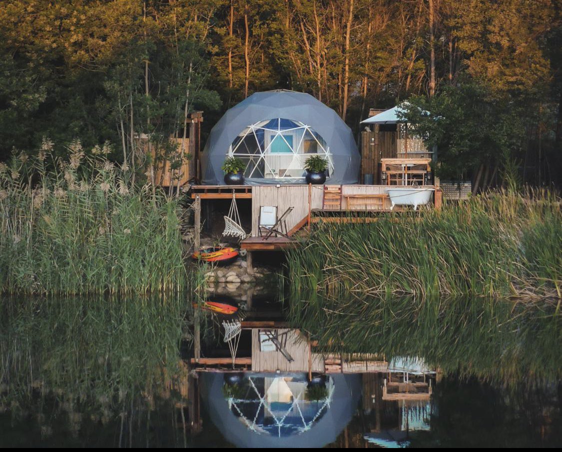 MsLeloB's tweet photo. The Dome in Tulbagh (Airbnb), Witzenberg Mountains, Western Cape. R1657 per night. 

Surrounded by water and trees. Would you? https://t.co/7c98kQdUE1