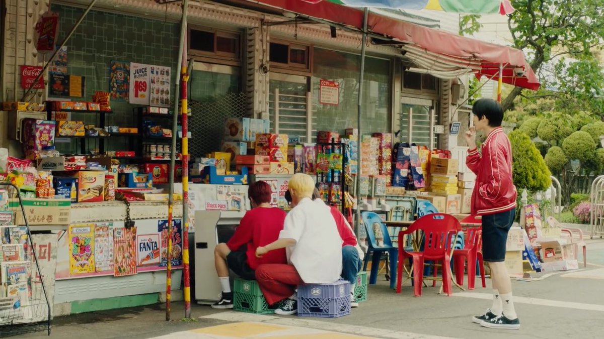 mildlittlemy's tweet photo. #DRAMAOutNow เอ็มวีสะท้อนปัญหาชีวิตของวัยรุ่นได้ดีเลยน้องบอมเป็นตัวแทนของเด็กที่มีปัญหาเรื่องมนุษยสัมพันธ์และการเข้าหาคนอื่นซึ่งกลุ่มคนเหล่านี้เราจะเห็นได้ในสังคมปัจจุบันเราเลยพวกเขามีความต้องการที่อยากจะมีเพื่อนอยากใช้ชีวิตวัยรุ่นแต่การที่เข้าหาคนไม่เก่งจึงถูกมองเป็นคนแปลก https://t.co/ZJp12L3I4A