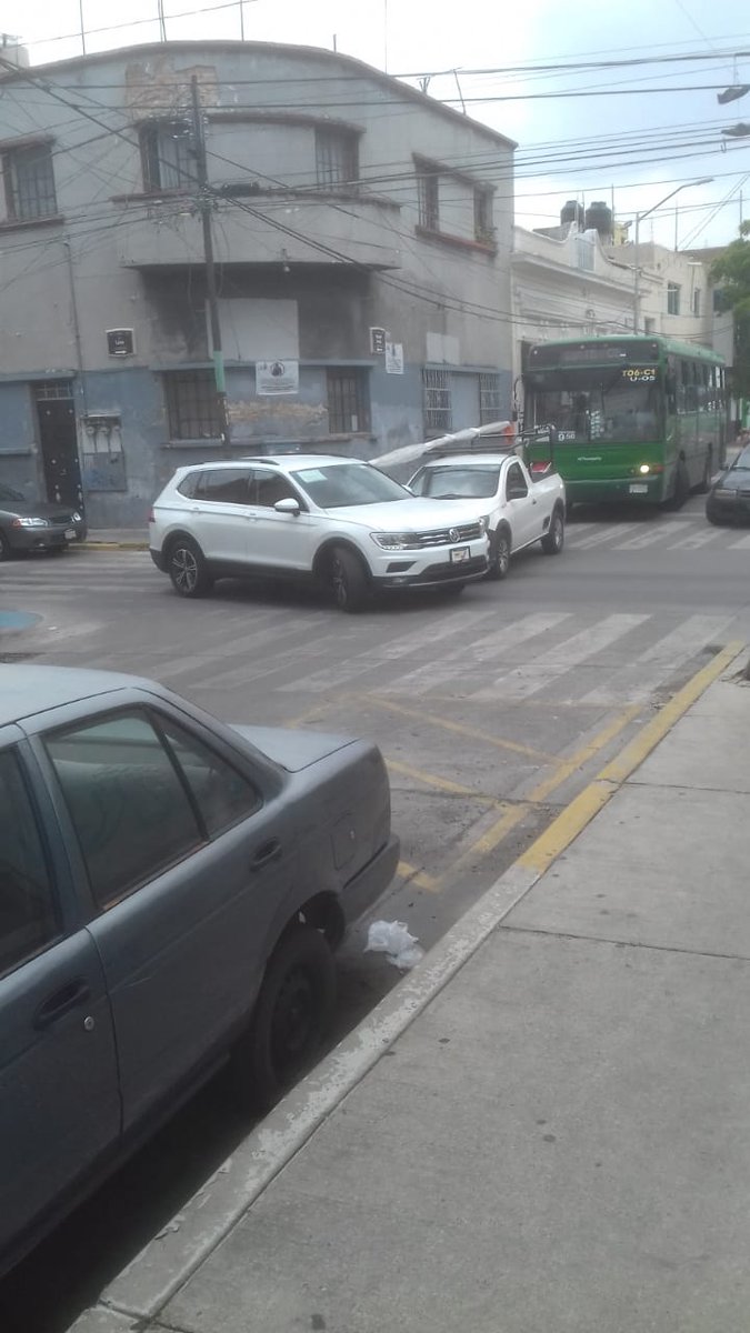 centro_colonia's tweet photo. De nuevo choque en calle Liceo y Manuel Acuña, urge intervención. En este mes van 6 choques. Quitaron los bolardos @Trafico_ZMG https://t.co/pnFyXPxYCq