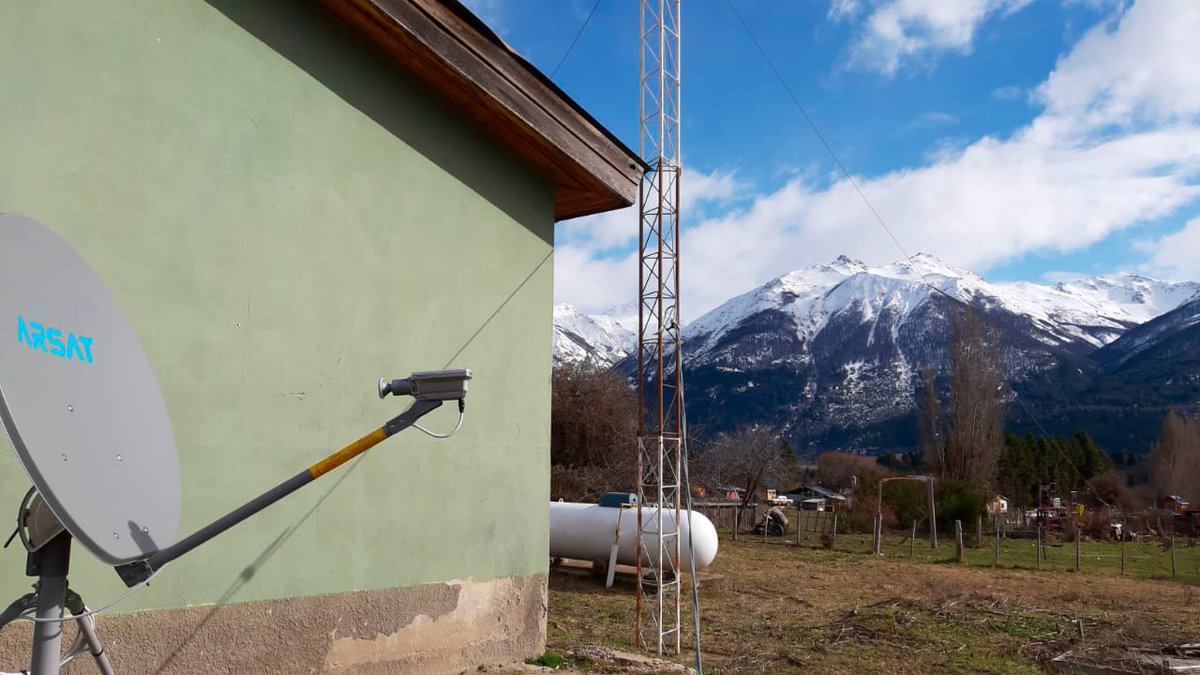 ARSATSA's tweet photo. Villa Lago Rivadavia está a 4km del Parque Nacional Los Alerces y a 16km de Cholila, en #Chubut.
El equipo de Arsat viajó hasta allí e instaló la antena de internet satelital para el puesto sanitario de este paraje de zona montañosa en donde viven 220 habitantes.
#arsatconecta https://t.co/e1syfRazWS