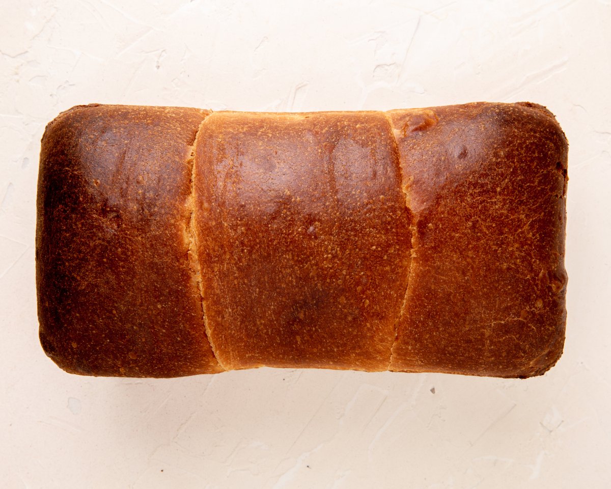 Masahito Sato 普通の食パン アメリカでは山型食パンが一般的 四角いパンはアジア系スーパーかパン屋 パン ドゥ ミーを売っているパン屋くらいでしか見ない 耳は日本の食パンより薄く 柔らかいのだ アメリカではこういう形のパンは四角い食パンも含め