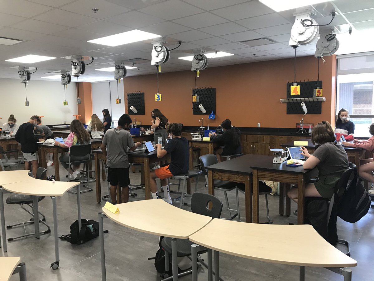 bvkkids's tweet image. First “real” science lab 🧪 for 8th graders learning about density. They did awesome!! 😎🤩#msscience #WeAreHuskies