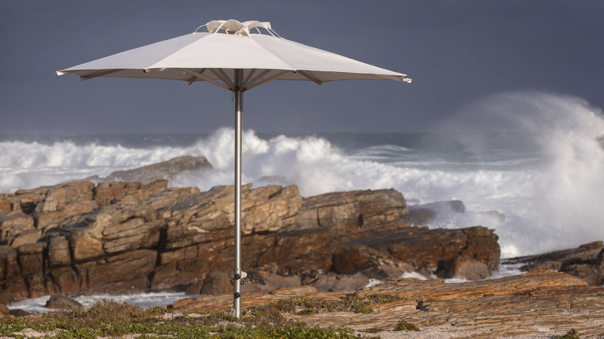 The Storm Center Pole #Umbrella from #Woodline is one of the sturdiest outdoor parasols on the market. Its durable stainless steel &amp; aluminum frame can withstand the windiest coastal environments &amp; the #Sunbrella canopy will last for years.

decorinteriorsus.com/woodline-storm…