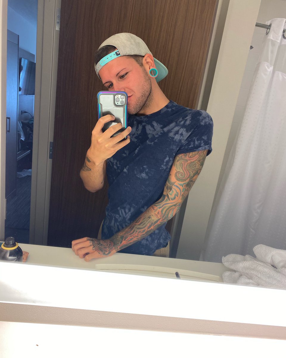 bluntsgetmelit's tweet photo. another picture in a hotel mirror #typical https://t.co/SRdVUzv0vd