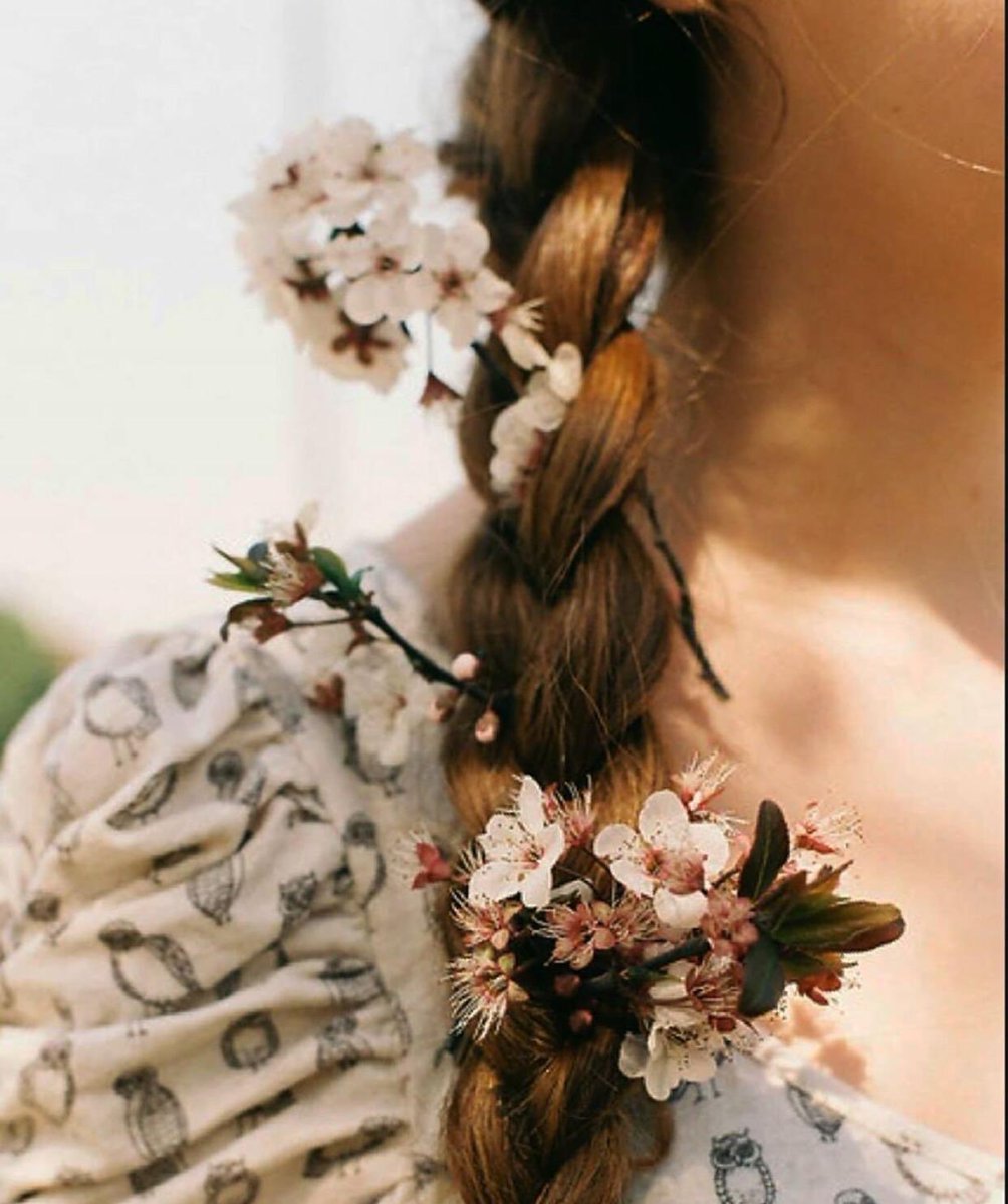 Mutluluğun bir kısmı yaşamak, bir kısmı da hayal kurmaktır.

Güven Taşdemir