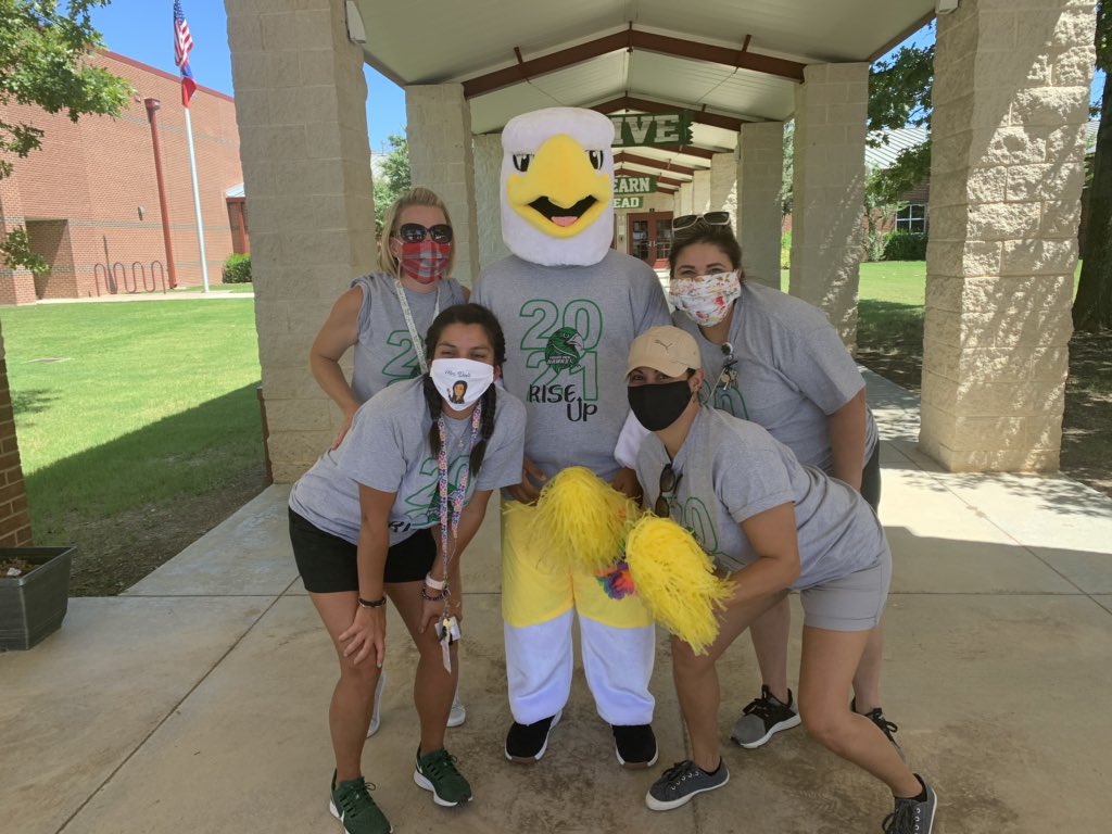 PVEprek1's tweet photo. Let’s #Riseup @PrairieViewES cause @PVEprek1 is ready to meet our students!! 

¡Orgullosos para conocer a nuestros estudiantes! @jdodt @AprilM2014 https://t.co/X5DBUOhIuJ