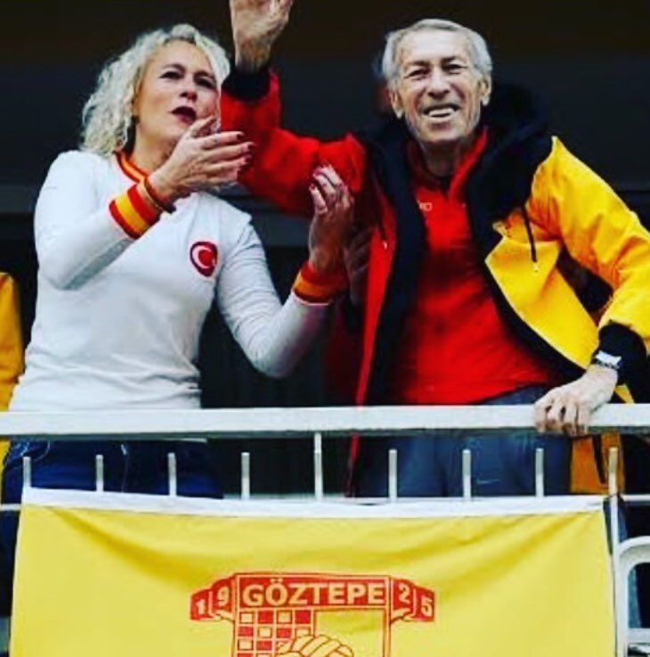 yigitcatal's tweet photo. “Top kalecinin başının üstünden geçip ağları yırtarak dışarı çıktı.” #BombacıHalil https://t.co/VrShc5jLeb