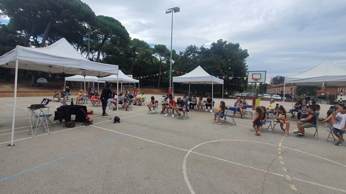 torrats's tweet photo. Final de Festa torrada d'estiu, amb el gran Pau Segalés! Pura màgia!
Moltes gràcies a totes les que heu passat per l'Escola del Bosc a veure els nostres espectacles. Ens trobem l'any que ve i en els propers actes!
#fmtorrada #torrats #CulturaSegura @SegalesPau https://t.co/H33uNJdXYu