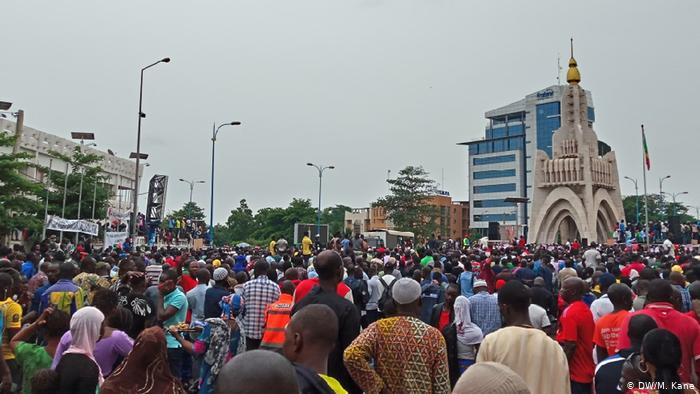 MQayaad's tweet photo. Au #Mali aussi, un mouvement de contestation sans précédent pour demander le départ de ce néo-autocrate #IBK (Ibrahim Boubacar Keïta). Un vent de panique souffle sur #Bamako, il se murmure qu'il a fui le pays. https://t.co/VX6s8Vljei