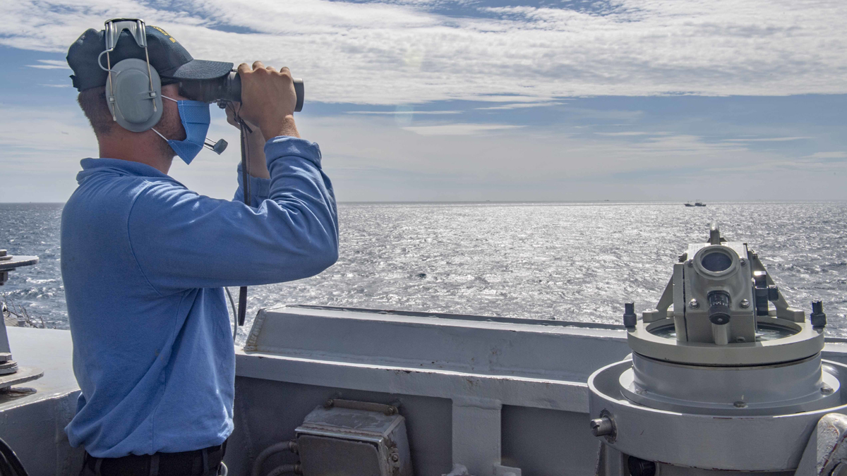 Sailors aboard #USSMustin stand watch as the forward-deployed @US7thFleet guided-missile destroyer transits the Taiwan Strait on Tuesday. #DDG89 #USNavy