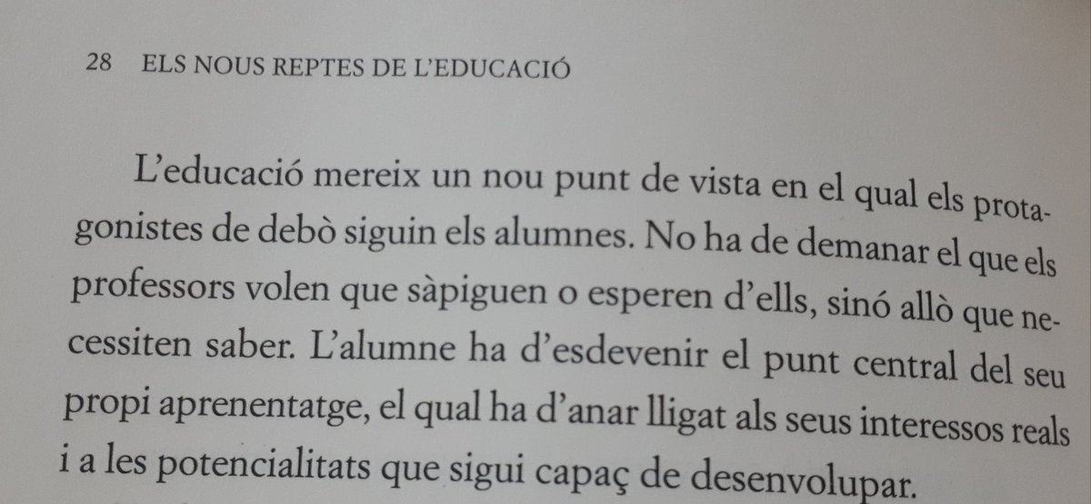 LaiaFarre_18's tweet photo. Estic llegint #profesrebels i m'està agradant moltíssim @xtianolive. Però com a crítica constructiva (d'una professora novell), en les properes publicacions podries parlar de professorat i alumnat, així alumnes i professores també ens sentirem 100% identificades! 😊 https://t.co/wTKte0HJNs