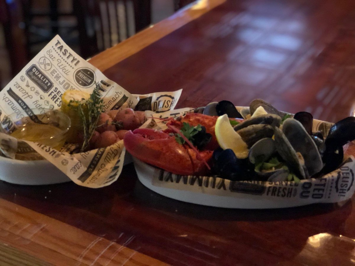 bond124ct's tweet photo. Enjoy Lobster, Clams, Mussels, and Steamers, served with Corn on the Cob and Potato, for just $25.95. That's over 2-1/2 pounds of shellfish!

Any Clam Bake purchase can be paired w/ a $3.00 beer! (Sam Adams, Yuengling, or Moretti)

Family Size (Market Price) Call (860) 698 - 6011 https://t.co/q1iGHP0yxD
