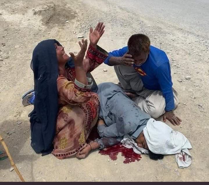 ghulammujtaba87's tweet photo. Whoever has done this ,should be brought to justice .
Be it FC or Army ,the accused should release clarification statement regarding this matter. 
Few black sheeps shouldn't be allowed to wash away the glorious sacrifices of our institutions .
#JusticeForHayathBaloch https://t.co/q1Lo1XwTCs