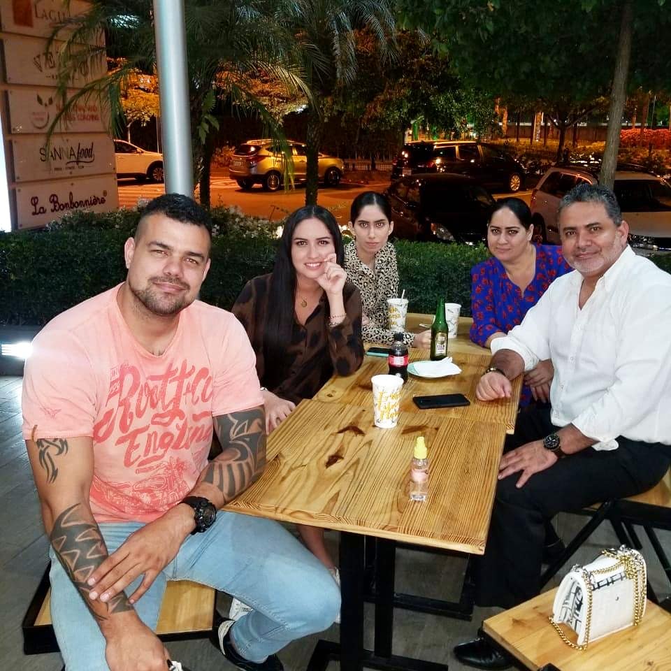 tlopez_ec's tweet photo. Que gusto ver cuando proyectos que nacieron en los talleres de @acpecuador_ se materializan y tienen éxito. Felicitaciones @rgonzasl

Compartiendo en familia en @BenditochefE

#benditochef #hamburguesasdeautor #sambo #ecuador https://t.co/ko2KmVLJMa