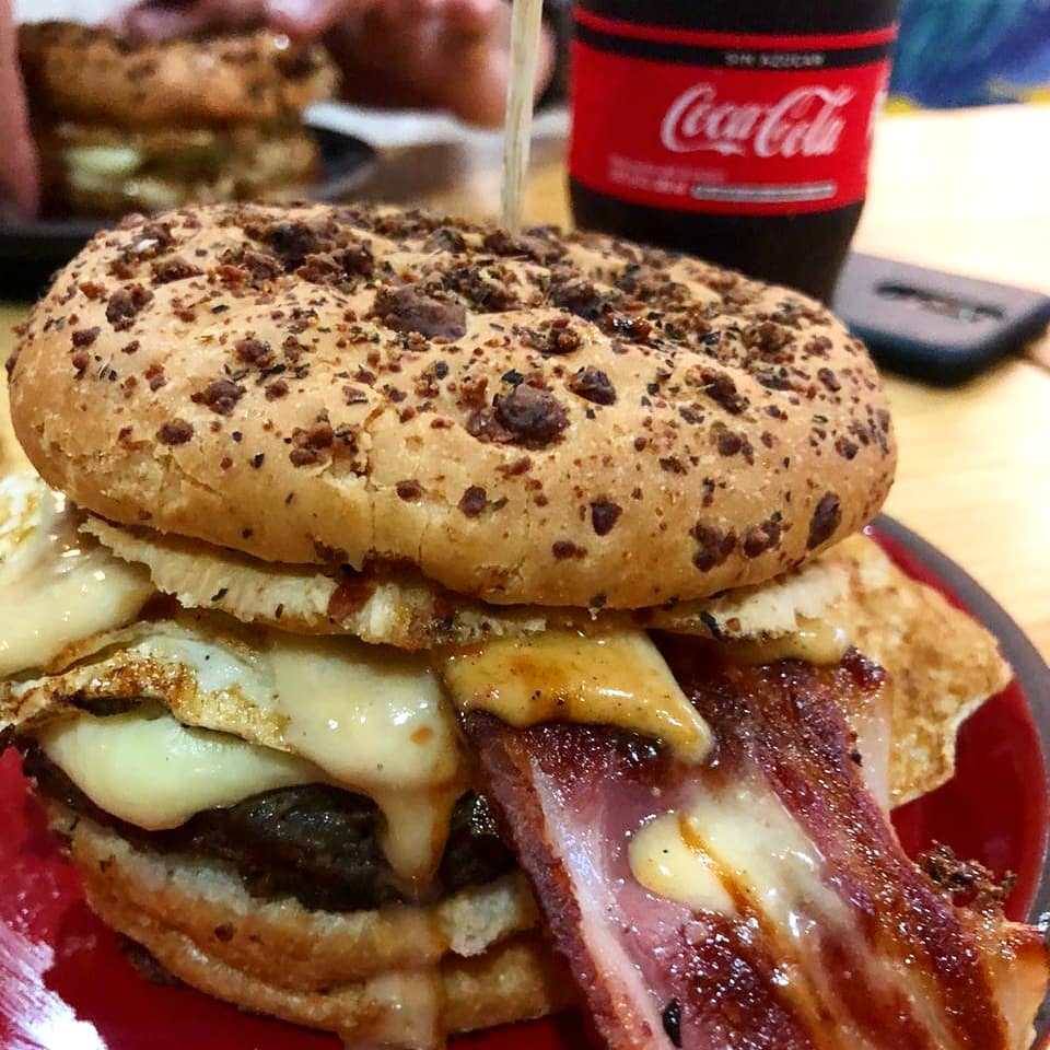 tlopez_ec's tweet photo. Que gusto ver cuando proyectos que nacieron en los talleres de @acpecuador_ se materializan y tienen éxito. Felicitaciones @rgonzasl

Compartiendo en familia en @BenditochefE

#benditochef #hamburguesasdeautor #sambo #ecuador https://t.co/ko2KmVLJMa