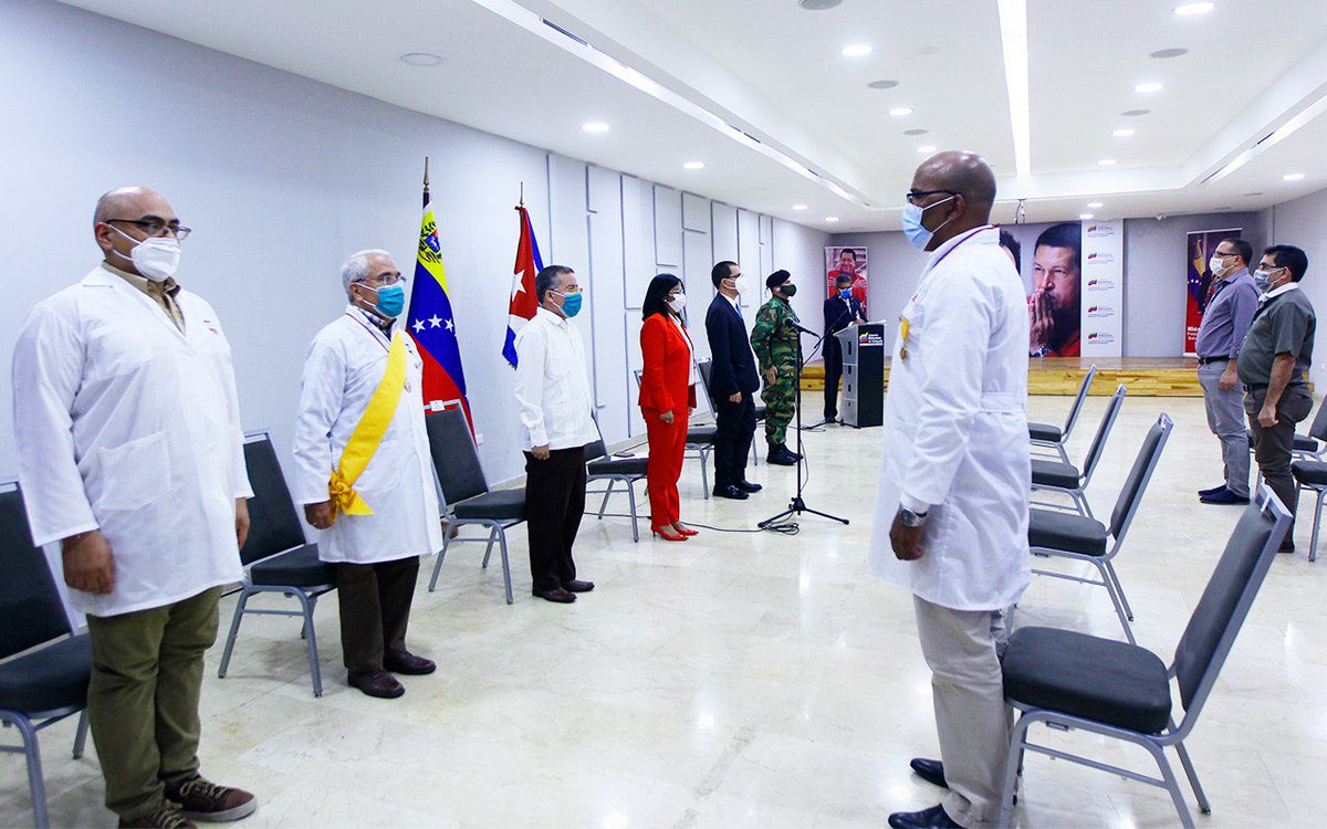 drodriven2's tweet photo. En nombre del Pdte. @NicolasMaduro, hoy despedimos y condecoramos a la delegación médica Cubana por su valioso apoyo  en la lucha contra el #COVID19 en nuestro país. Gracias Cuba por tu amor, humanidad, solidaridad y profunda hermandad hacia  nuestro pueblo. https://t.co/0VGZCwNeJd