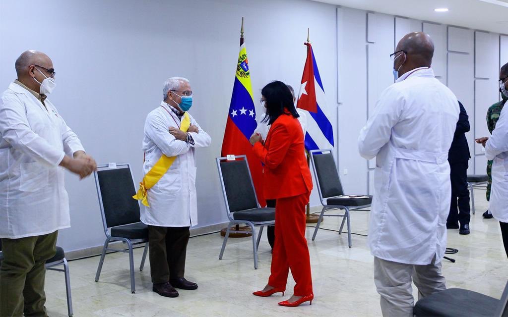 drodriven2's tweet photo. En nombre del Pdte. @NicolasMaduro, hoy despedimos y condecoramos a la delegación médica Cubana por su valioso apoyo  en la lucha contra el #COVID19 en nuestro país. Gracias Cuba por tu amor, humanidad, solidaridad y profunda hermandad hacia  nuestro pueblo. https://t.co/0VGZCwNeJd