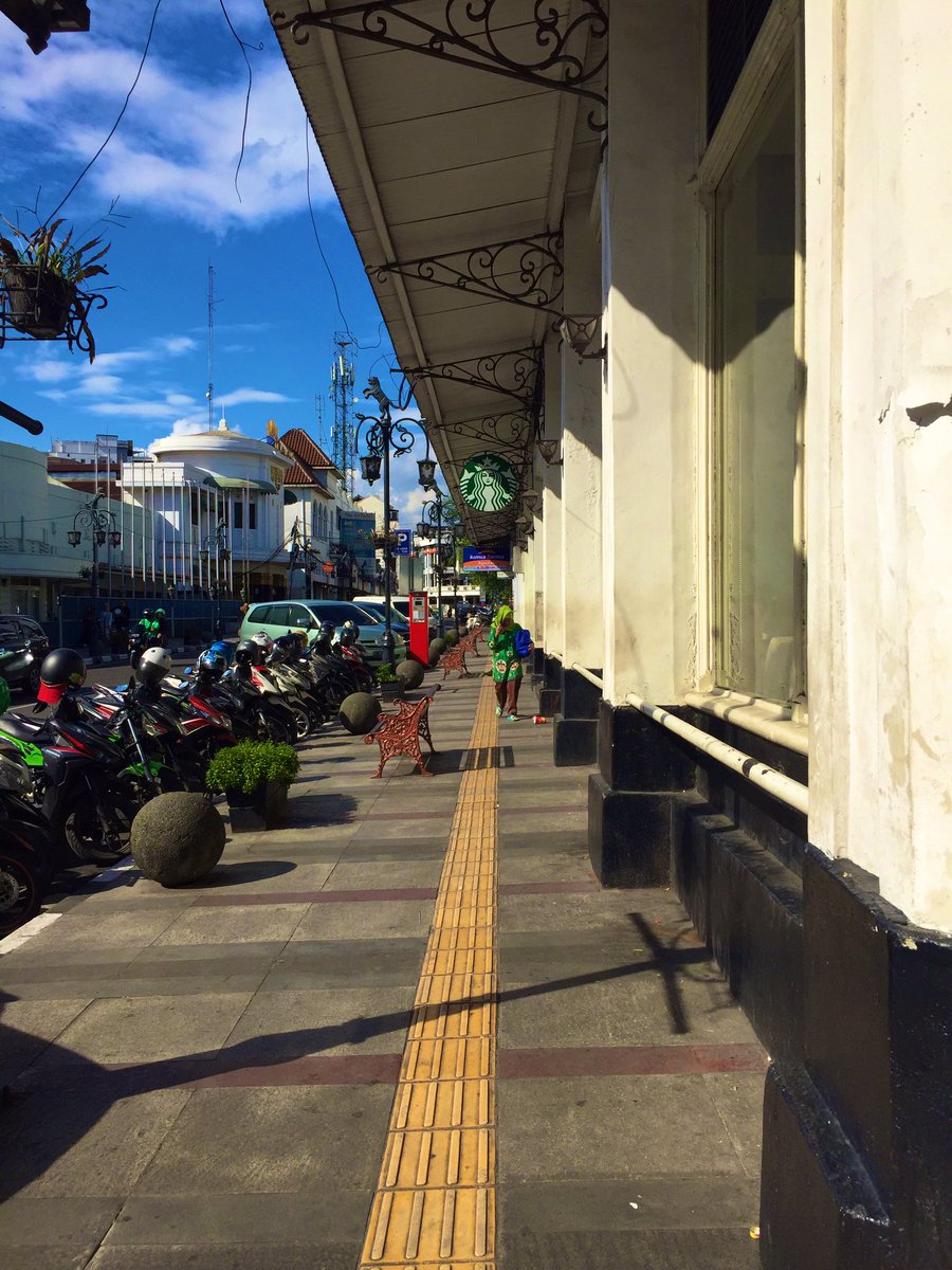 - Asia Afrika Street Setelah istirahat sebentar sambil ngopi, aku merasa belum puas kalo ga mampir ke Asia Afrika, nah berhubung aku enjoy bgt sm suasana Bandung, jadi dari Braga aku jalan kaki ke Asia Afrika, cukup jauh sih tapi worth to try guys! Buat hemat budget jg sih haha