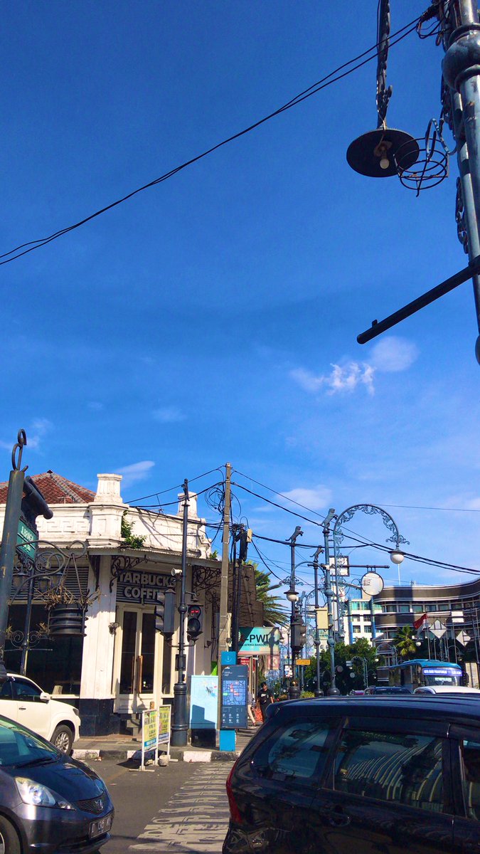 - Asia Afrika Street Setelah istirahat sebentar sambil ngopi, aku merasa belum puas kalo ga mampir ke Asia Afrika, nah berhubung aku enjoy bgt sm suasana Bandung, jadi dari Braga aku jalan kaki ke Asia Afrika, cukup jauh sih tapi worth to try guys! Buat hemat budget jg sih haha