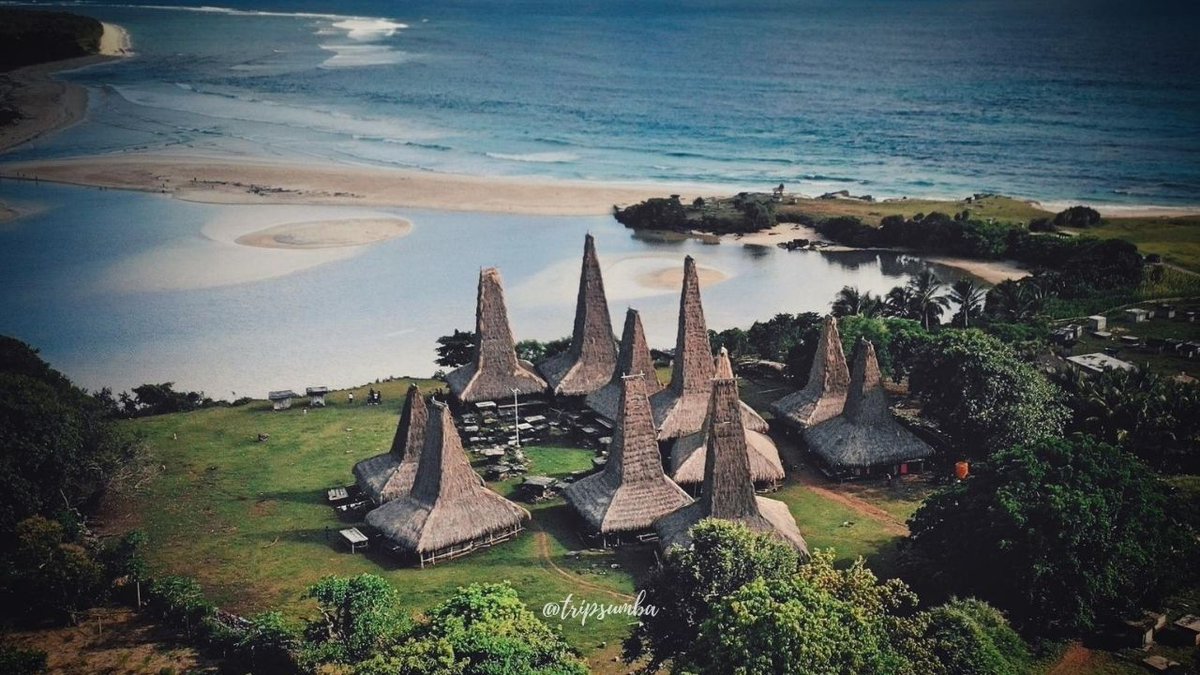 tripsumba's tweet photo. Betapa istimewanya Kampung Adat Ratenggaro di Pulau Sumba, selain bentuk bangunan rumah-rumah adatnya yang indah, kampung adat ini terletak di tepi pantai yang langsung menghadap Samudra Hindia
#tripsumba
#opentripsumba https://t.co/tFO1z8GWUL