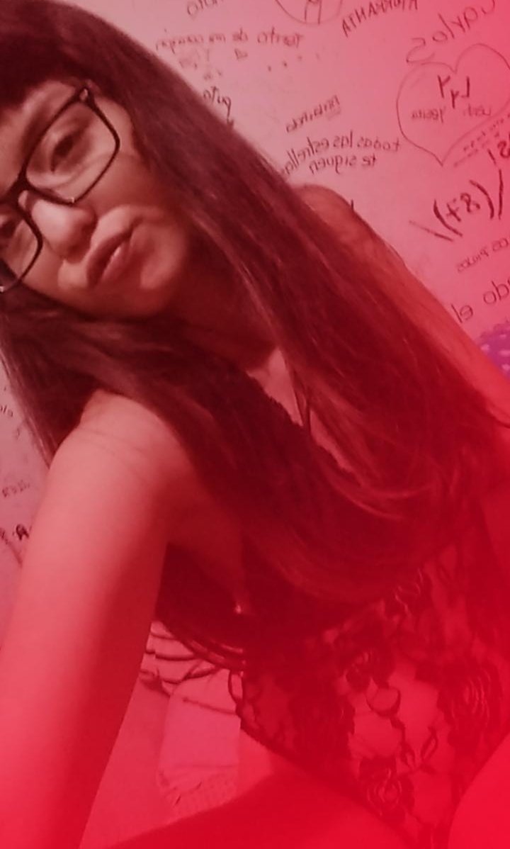 _pasionbrutal's tweet photo. No fumen si se van a sacar fotos después xq después tienen q "disimular" poniéndole emojis horrendo a los ojos #SolTips ahre https://t.co/EEPoUFoLfO