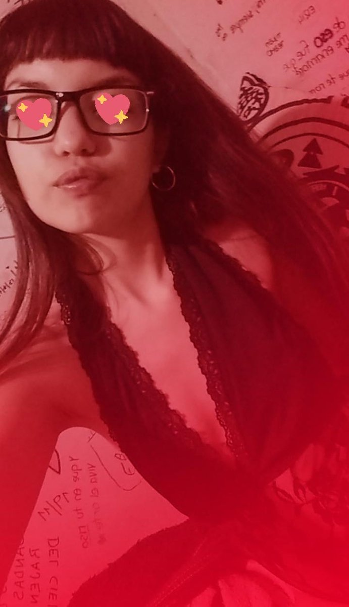 _pasionbrutal's tweet photo. No fumen si se van a sacar fotos después xq después tienen q "disimular" poniéndole emojis horrendo a los ojos #SolTips ahre https://t.co/EEPoUFoLfO