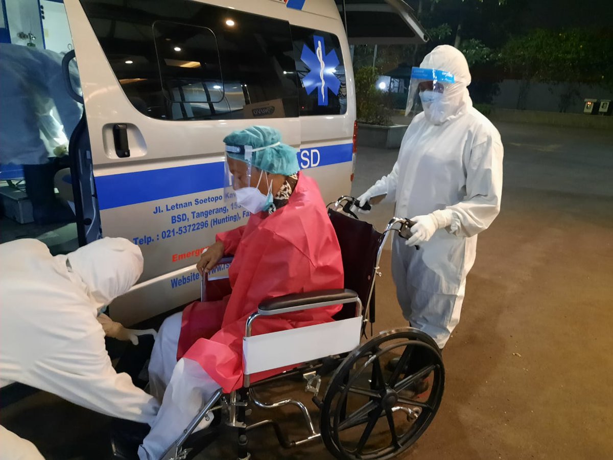 Oiya, perlu saya sampaikan bahwa Ayah saya juga sempat dirawat berbarengan dgn Ibu saya di RS yang sama selama 5 hari di ruang biasa. Alhamdulillah swab test beliau tiga kali negatif, termasuk pemeriksaan setelah pulang.