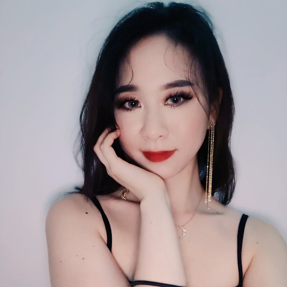 Lunafelfire's tweet photo. #NewProfilePic #quarantinemakeup  #selfietime https://t.co/74IRZkxRrx