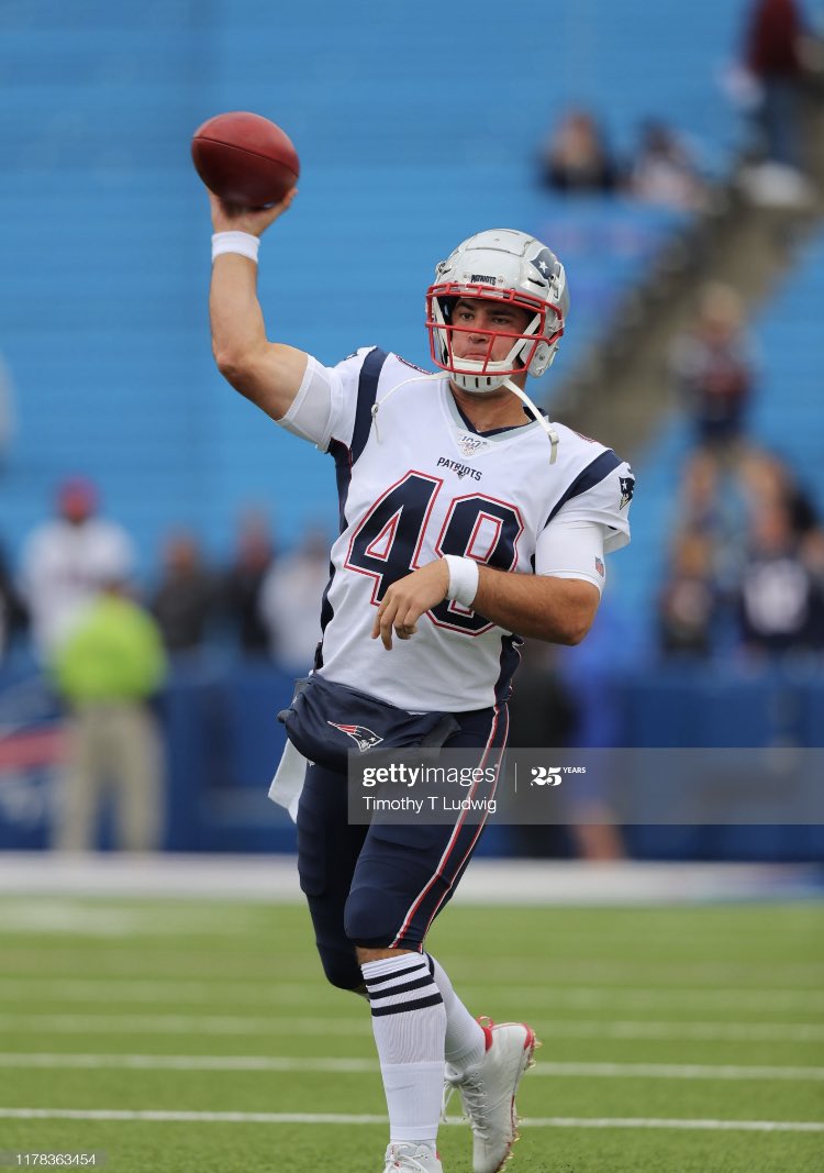 EG’s Top 5 LS’s based on style! Active long snappers are the only ones I’m using for this; let’s jump right into this one  #ForTheBrand! 5. Joe Cardona – Classy look; nice helmet setup, 1/2 sleeves, wristbands and good cleats.