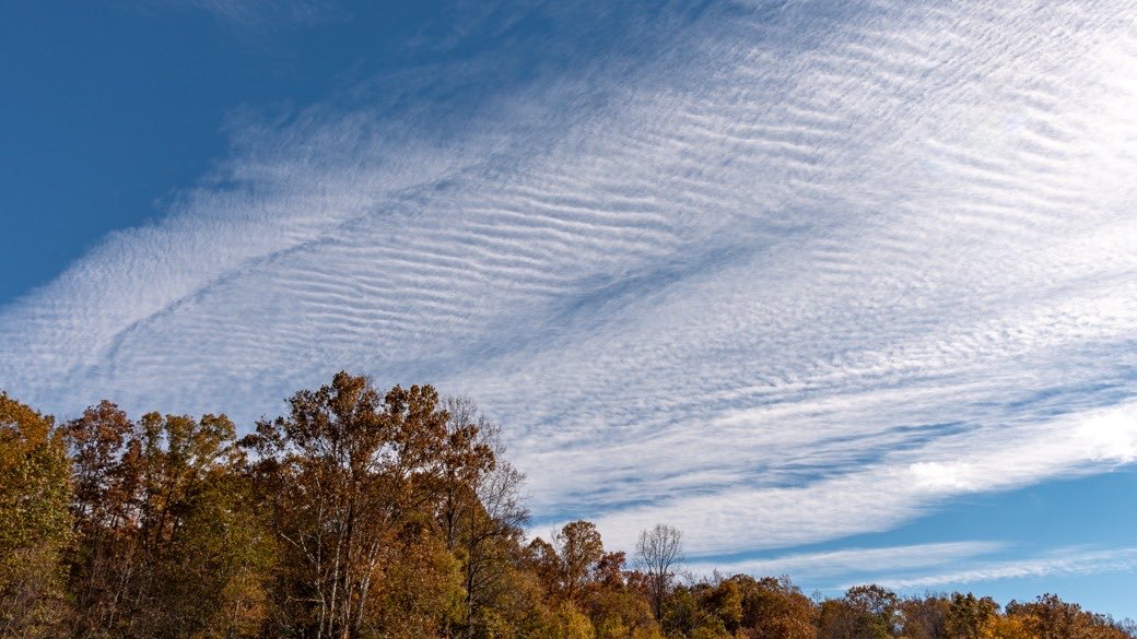 Cirrocumulus السمحاق الركامي ، هي غيوم تتشكل على ارتفاع 5000 إلى 12 ألف متر، تظهر بشكل نُدف صغيرة ومدورة وغالباً بصفوف طويلة، وهي عادةً بيضاء اللون.