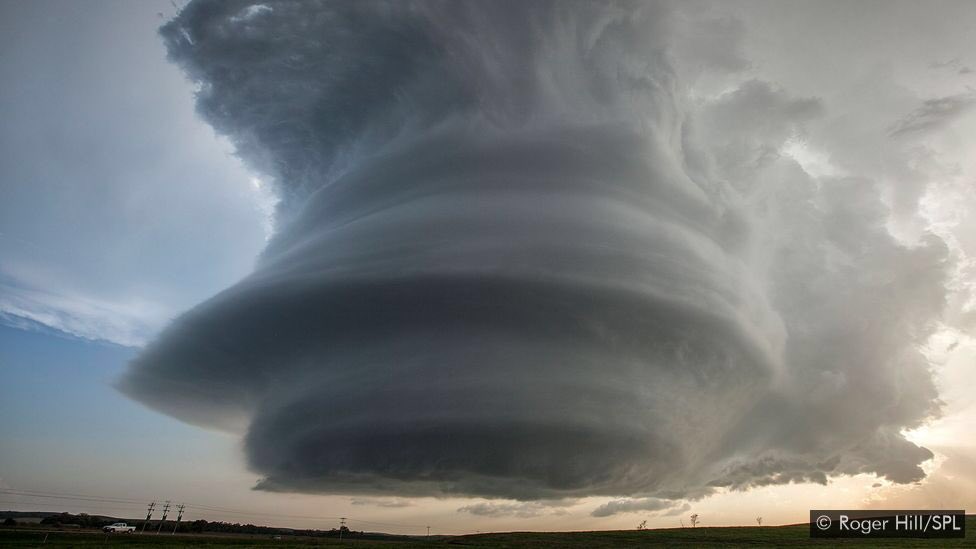 supercell thunderstorm : أقل أنواع العواصف الرعدية شيوعًا. قوتها المدمرة تأتي في المرتبة الثانية بعد الأعاصير.