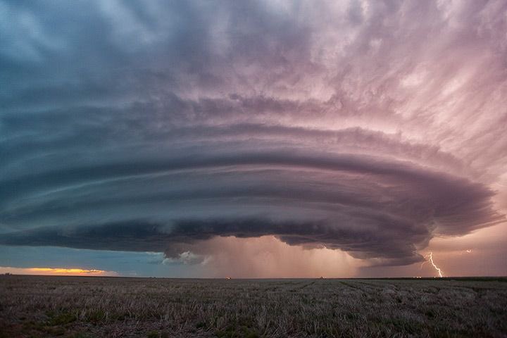 supercell thunderstorm : أقل أنواع العواصف الرعدية شيوعًا. قوتها المدمرة تأتي في المرتبة الثانية بعد الأعاصير.