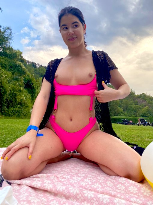 Wanna play with me? 😳 https://t.co/APvvIiu7L0