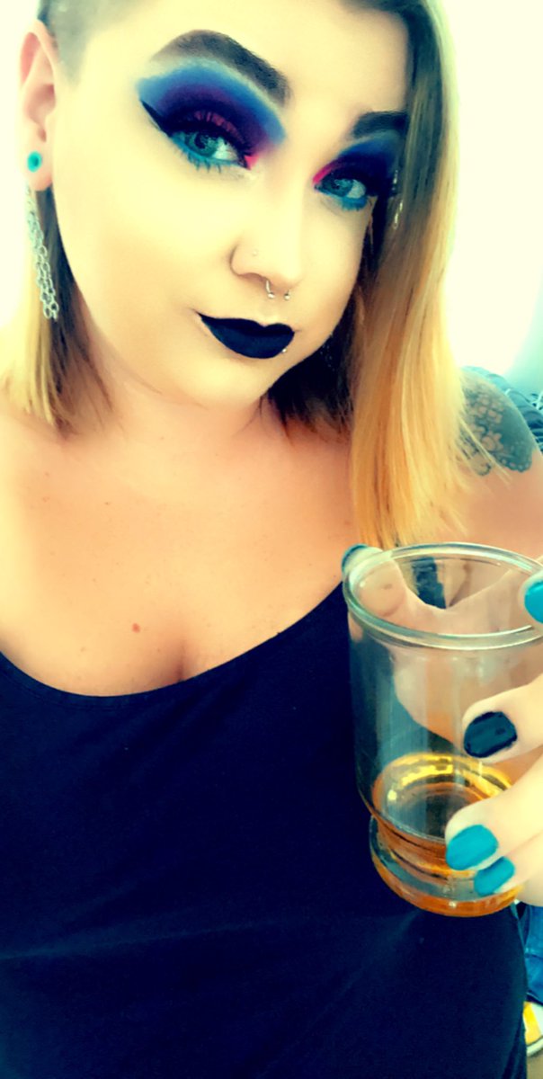 MachineGunAliXX's tweet photo. Enjoying a glass of @blckndwhsky to celebrate my divorce!! #blackenedwhiskey #divorcedAF #freedom #cheersbitches https://t.co/u4MiLrmlhM