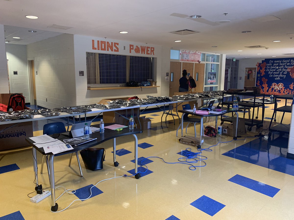 ED_Green_BACS's tweet photo. My 6th grade Royal 🦁 Lions are rolling through in great numbers picking up their 💻 and 🎒! So happy to see my babies! 🤗 
@JLIAPRIDE @JLewisInvictus  @DrEmilyAMassey @APVENZEN_aps @AJFuller_APS @APDavis_aps @APLaMont_JLIA https://t.co/G2ZreVR8Nh