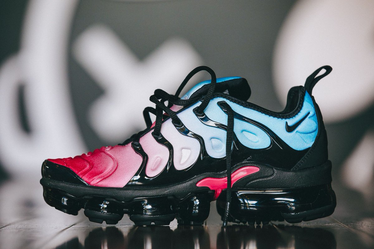 vapormax plus hyper pink