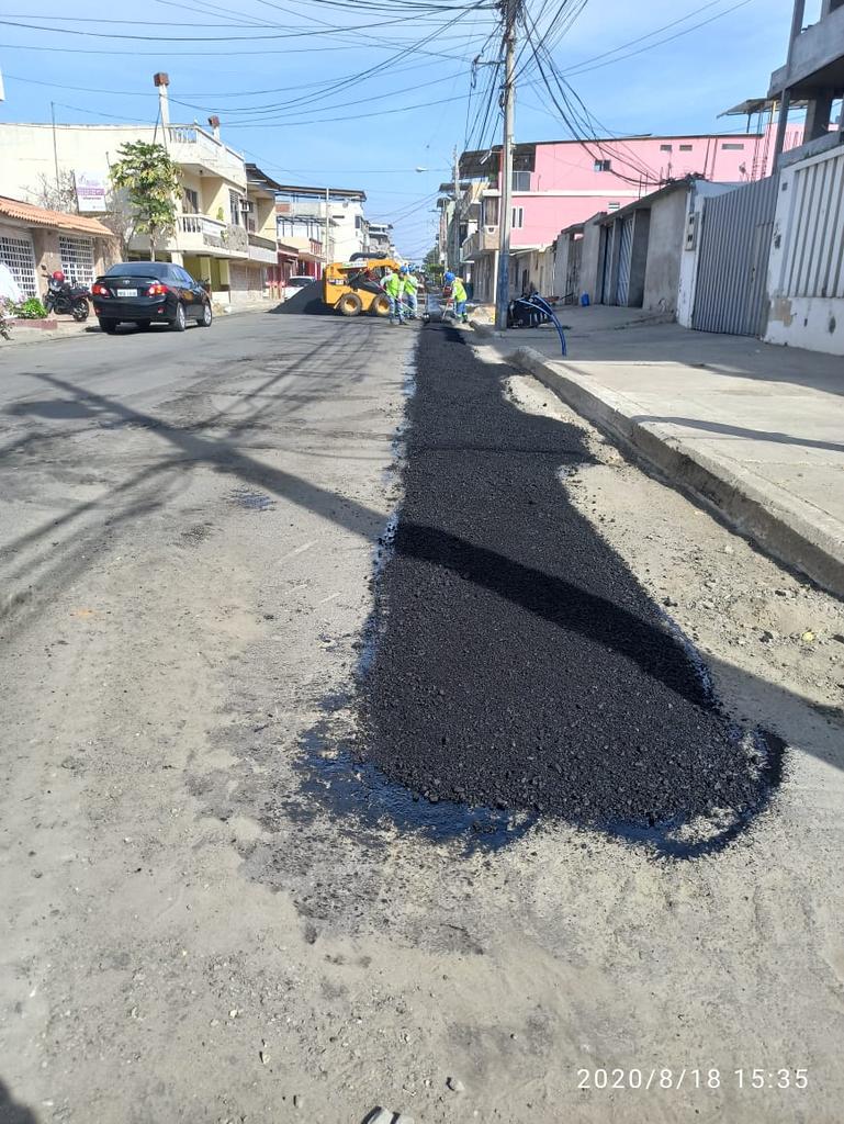 UGPManta's tweet photo. Avanzamos con la reposición de asfalto en la #Avenida21 entre calles 17 y 16, luego de haber instalado un nuevo sistema de agua potable para los moradores de este sector de la Ciudadela #LosAlmendros.
#MantaEstáEnTusManos #VolverConResponsabilidad #AlcaldíaDeManta https://t.co/wzLK0wjZFN