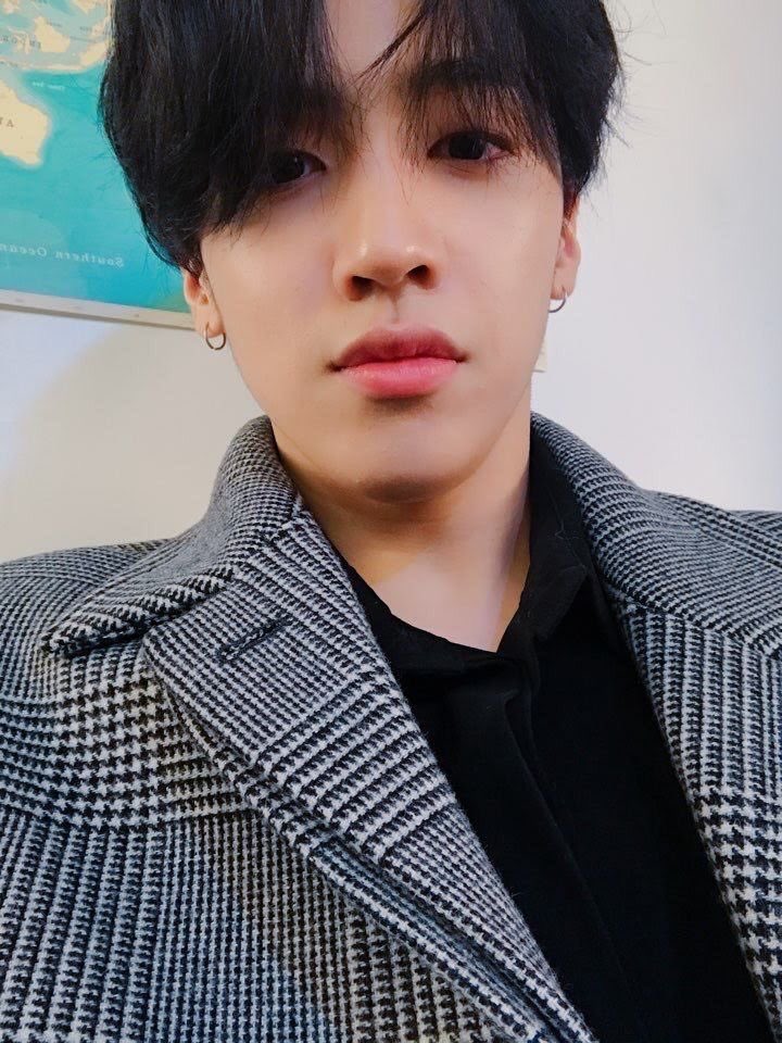 [202/366] : wah~ two weeks since we resumed studying and im already exhausted the thing is we have to study 4mnth worth materials in a mnth and a half!! srry but we aint robots anyways, im here to remind you that wooseok is gorgeous and i love him so much 