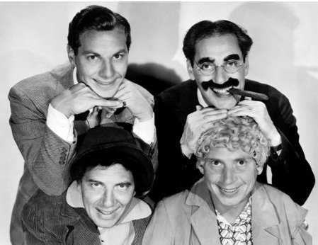 francesa de Alsacia-Lorena.Se casaron en 1884 y decidieron instalarse en Nueva York.Allí, en un barrio formado por una mezcla de emigrantes judíos, alemanes e irlandeses, tuvieron seis hijos.El primero se llamó Manfred. Murió con tres años. Le siguieron Leonard (Chico), que