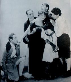 francesa de Alsacia-Lorena.Se casaron en 1884 y decidieron instalarse en Nueva York.Allí, en un barrio formado por una mezcla de emigrantes judíos, alemanes e irlandeses, tuvieron seis hijos.El primero se llamó Manfred. Murió con tres años. Le siguieron Leonard (Chico), que