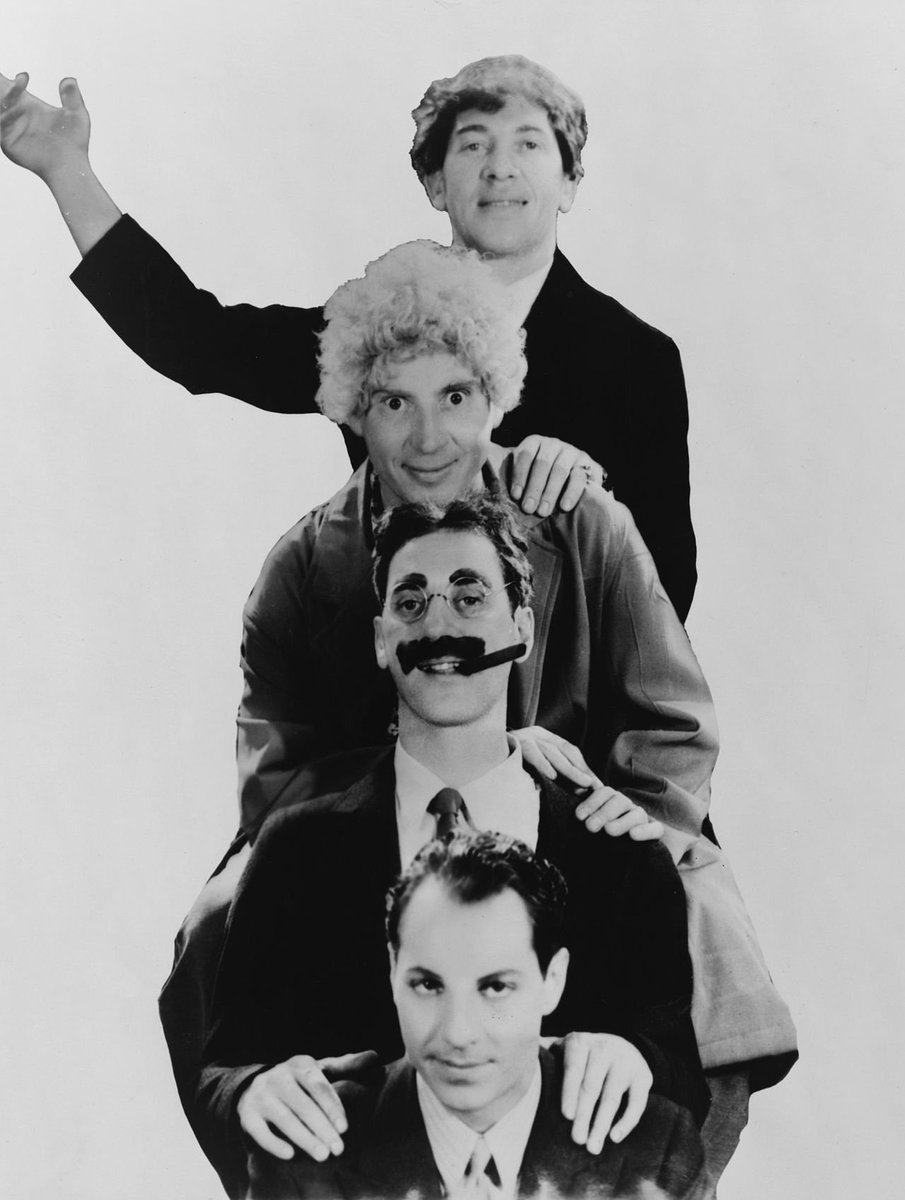 nació el 22 de marzo de 1877; Adolph (Harpo) el 23 de noviembre de 1888; Julius Henry (Groucho) el 2 de octubre de 1890; Milton (Gummo, que no actuó en el cine) en 1897 y Herbert (Zeppo) en 1901.Fue su propia madre quien le animó a empezar a actuar en distintos cabarets desde