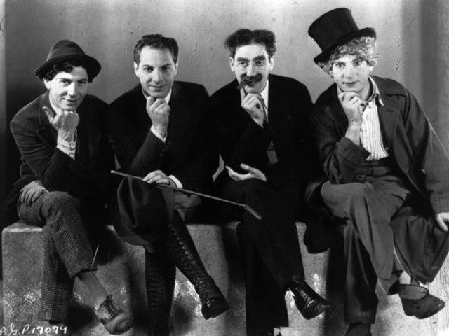 comedias musicales llamadas 'Tabs Shows', el 19 de mayo de 1924 debutaron en Broadway con una revista musical, “I'll Shay She Is”.Cuando llegó el crack de 1929, arruinó a Groucho, quien había invertido todo en acciones.Al estallar la Primera Guerra Mundial, se vio obligado