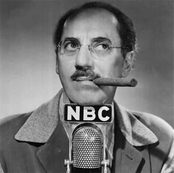 Entre sus múltiples colaboraciones, Groucho Marx trabajó como comentarista cómico en un programa de radio llamado You Bet Your Life.Con motivo de sus apariciones en dicha emisión, recibió el Premio al Mejor Humorista del Año en 1949.Parte de sus guiones radiofónicos quedaron