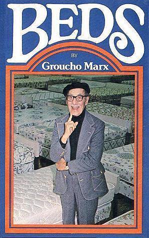 Groucho Marx siguió encuadrada en la misma tónica que caracterizaba sus actuaciones en la gran pantalla.En 1933 publicó “Beds”, su primer libro.Otros ensayos conocidos del autor son _Many Happy Returns_ (1942); _Groucho and Me_ (1959); _Memoirs of a Mangy Lover” (1963);