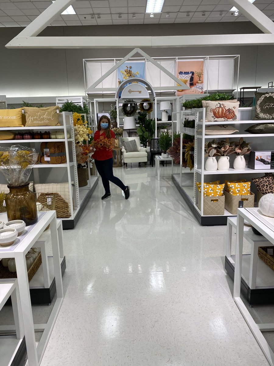 PaigeWendt_TGT's tweet photo. Home flat magic happening thanks to @moriah_targetVM 🙌🏻🎉 We are so ready for Fall here at 1768 🎃🍂 @kurtdgriebel @TargetTess @brittrader_TGT @lynchds1 @SamanthaJo118 https://t.co/NfjrpsCTUN