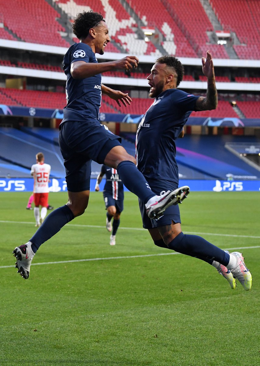 marquinhos_m5's tweet photo. On est en FINALE! 🔴🔵 #AllezPSG https://t.co/h1IuxeZW05