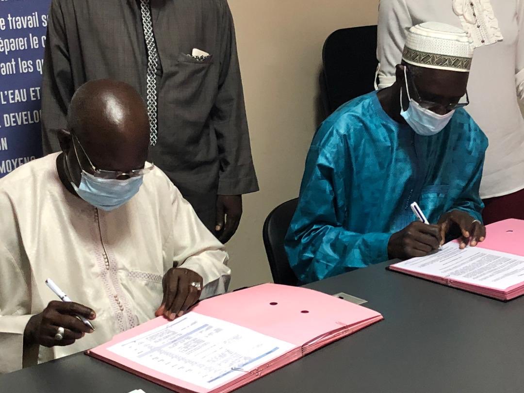 seneabdou_sene's tweet photo. J’ai signé avec Adama Diouf président de #UAEL #Senegal un protocole de partenariat pour organiser la contribution des élus territoriaux au processus du #ForumMondialEau9 #Dakar2021 et accélérer #accesuniverselEau https://t.co/1cWwQR7V0W